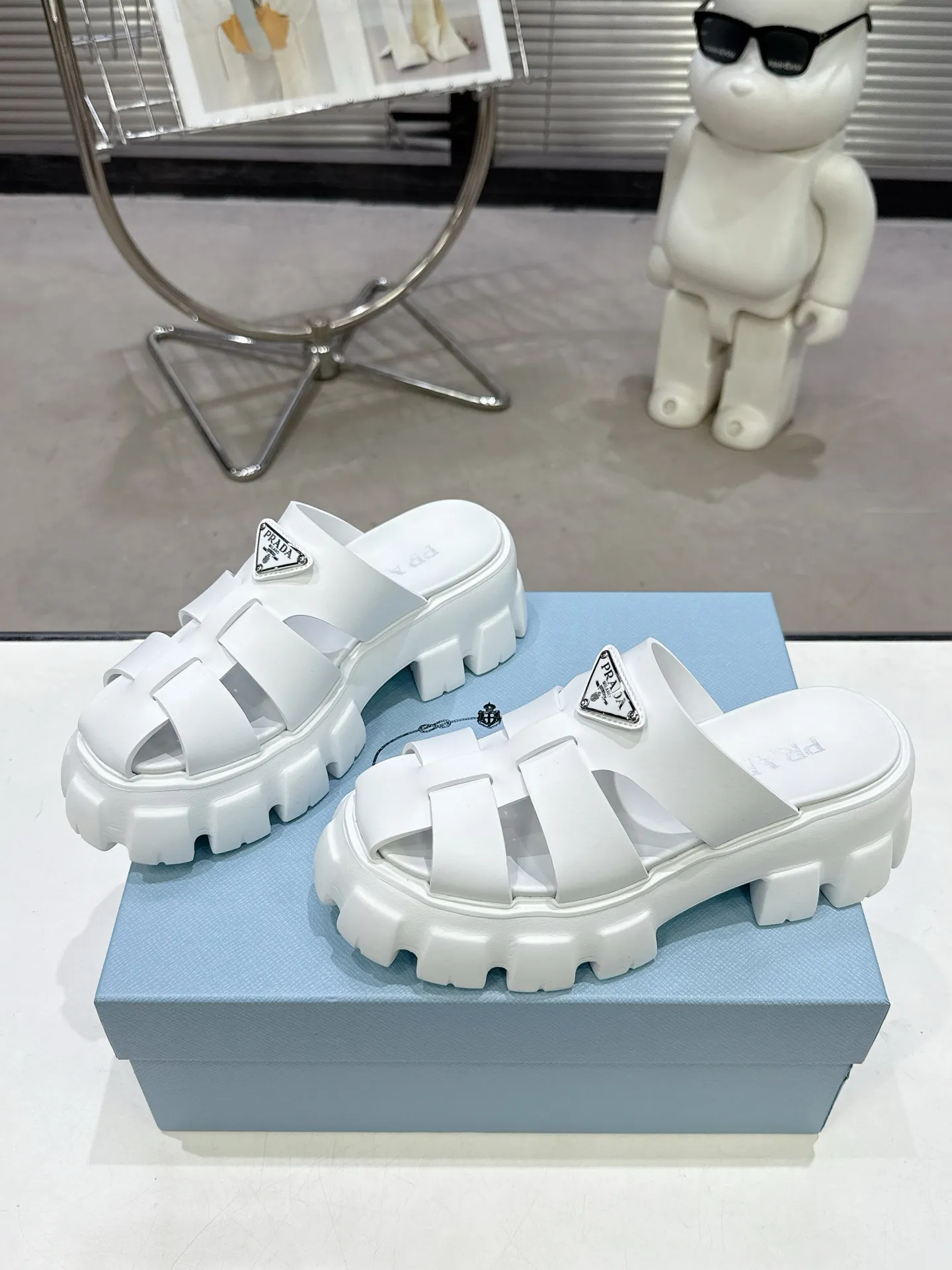 👟👟Ex-factory price 460👟👟 2025 exclusive version super hot🎊🎊🎊prada Prada triangular buckle serrated Roman thick-soled rubber foam ultra-light sandals are retro, fashionable and avant-garde, the upper perfectly restores the original craftsmanship, making the whole pair of shoes light and comfortable, full of holiday feel, bright colors💐💐💐💐 A variety of choices to satisfy fashionable people of different styles! The iconic metal triangle logo is paired with the shape of ancient beach sandals. Every design element is fashionable! Code number 35-40​